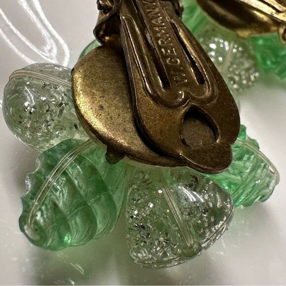 Vintage W. Germany Green and white lucite  Floral Clip-On Earrings - Picture 8 of 9